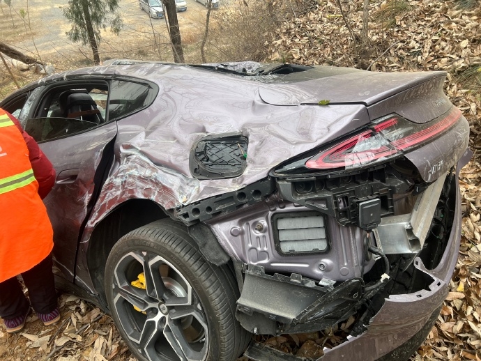 車輛翻滾墜崖一家四口安然無恙