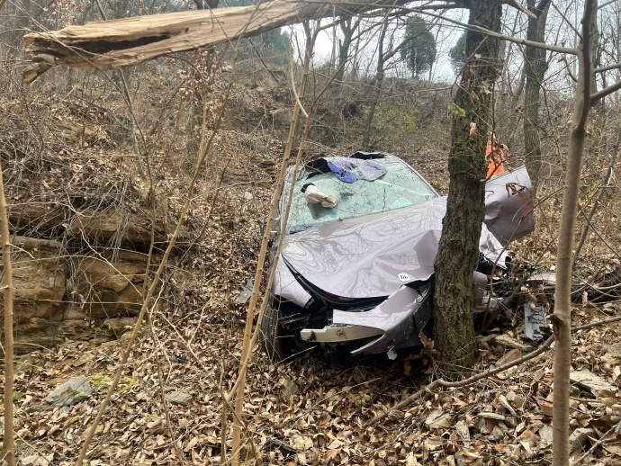 車輛翻滾墜崖一家四口安然無恙