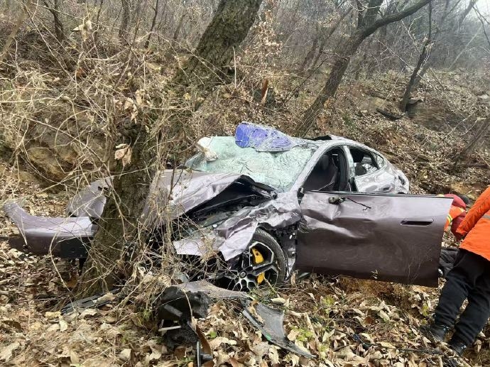 車輛翻滾墜崖一家四口安然無恙