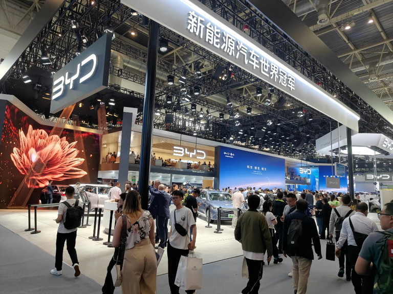 2025款高階智駕？比亞迪敢想敢干，底氣是千萬用戶？