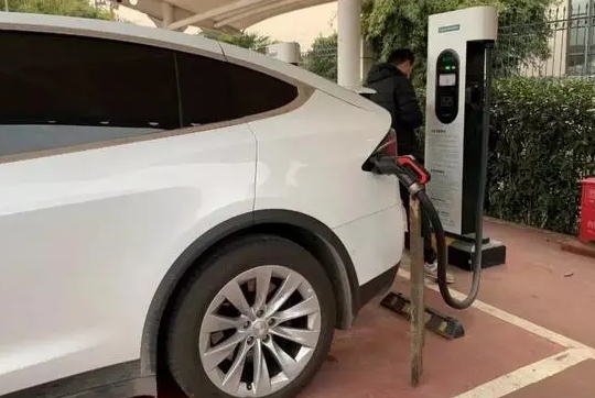 新能源汽車春節出行續航24小時有保障