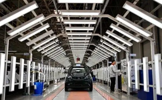歐美電動(dòng)化“踩剎車”，中國車企被忽悠了？
