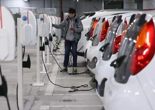歐洲車企打不過中國電動車，再次“轉型”燃油車