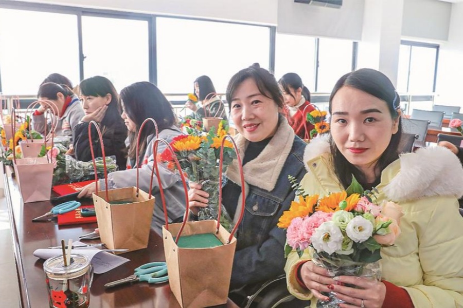 巧手學插花 快樂慶“三八”