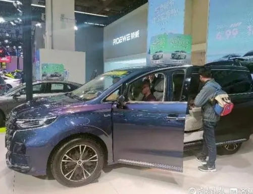 配置高還省錢，新能源汽車成消費者首選