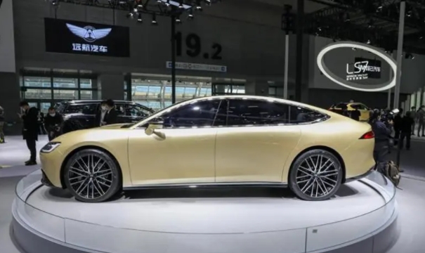 又一純電動誕生了，定位旗艦D級車，最高1020km續航，舒適度一流