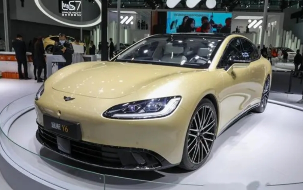 又一純電動誕生了，定位旗艦D級車，最高1020km續航，舒適度一流
