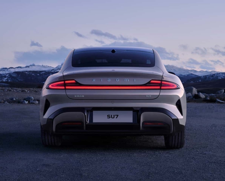 這是小米的第一輛電動(dòng)車,su7,看起來(lái)像個(gè)保時(shí)捷