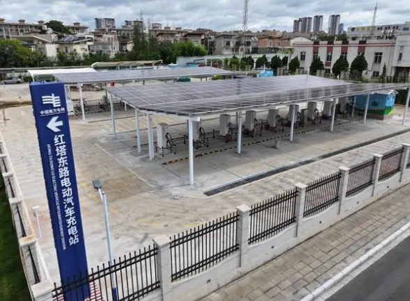 我省首座電動(dòng)汽車“光儲(chǔ)充放換”綜合能源站在昆明投運(yùn)