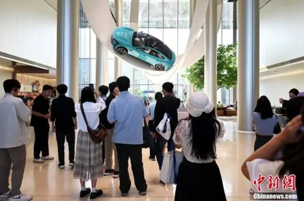 臺灣大學生走進北京小米SU7工廠全方位體驗新能源汽車