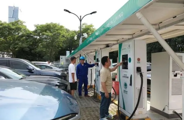 浙江1282個“綠色充電樁”批量上線電動汽車用上風光電