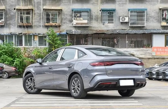 比亞迪全新中型轎車！9.98萬起售，外觀時尚動感，搭載五代DM混動