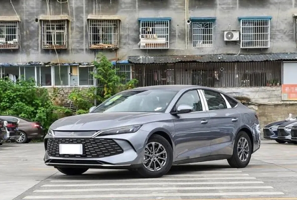 比亞迪全新中型轎車！9.98萬起售，外觀時尚動感，搭載五代DM混動