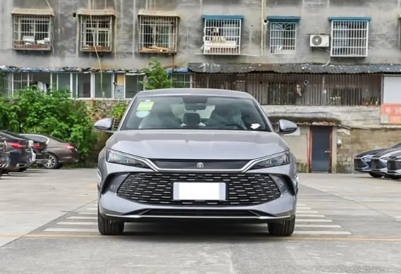 比亞迪全新中型轎車！9.98萬起售，外觀時尚動感，搭載五代DM混動