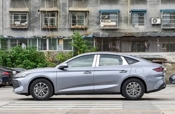比亞迪全新中型轎車！9.98萬起售，外觀時尚動感，搭載五代DM混動