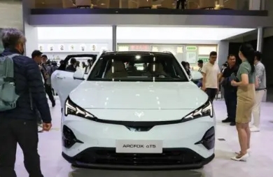 極狐阿爾法T5動力澎湃，續(xù)航無憂，極狐汽車打造電動出行新享受