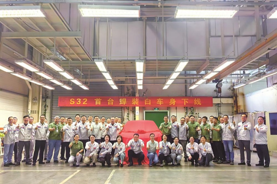 東風納米S32首臺焊裝白車身在神龍武漢工廠下線