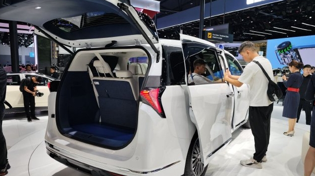 2024成都車展：別克GL8陸尊PHEV豪華升艙