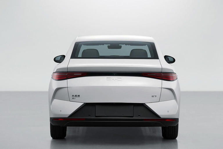 比亞迪全新轎車曝光，命名為e7，車長4780mm，搭載100千瓦電機
