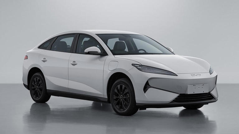比亞迪全新轎車曝光，命名為e7，車長4780mm，搭載100千瓦電機
