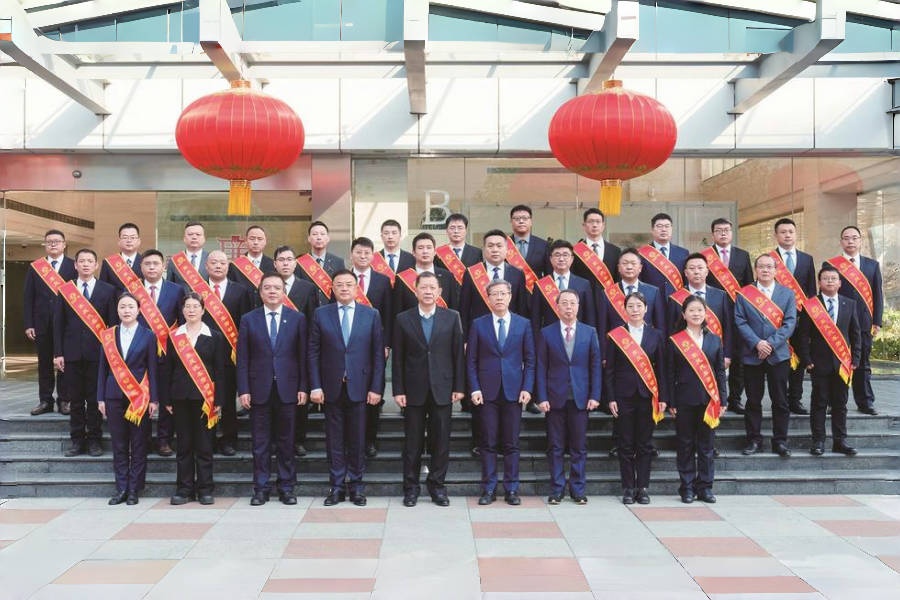 公司隆重表彰2024年度先進