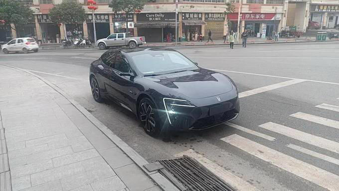 阿維塔06實車圖曝光，大過Model3，劍指中型轎車市場？
