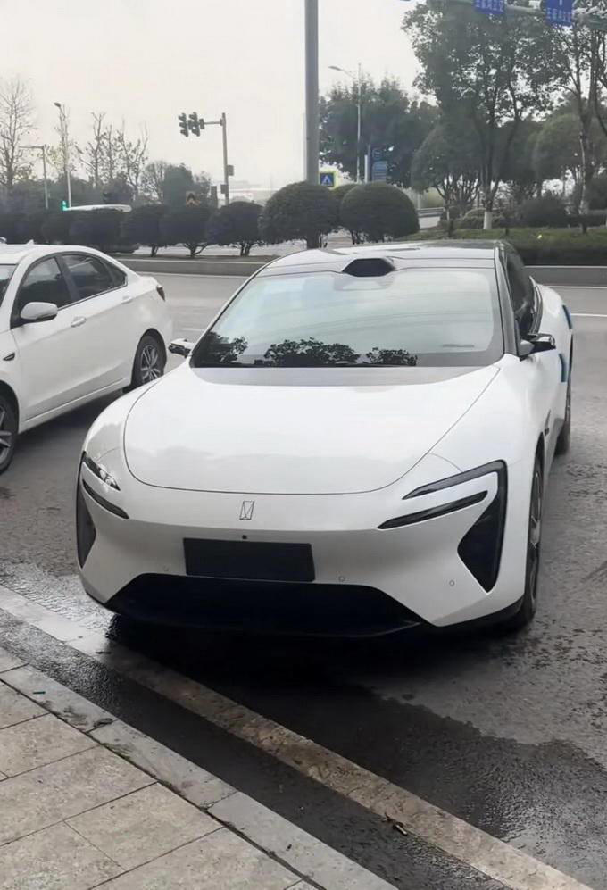 阿維塔06實車圖曝光，大過Model3，劍指中型轎車市場？