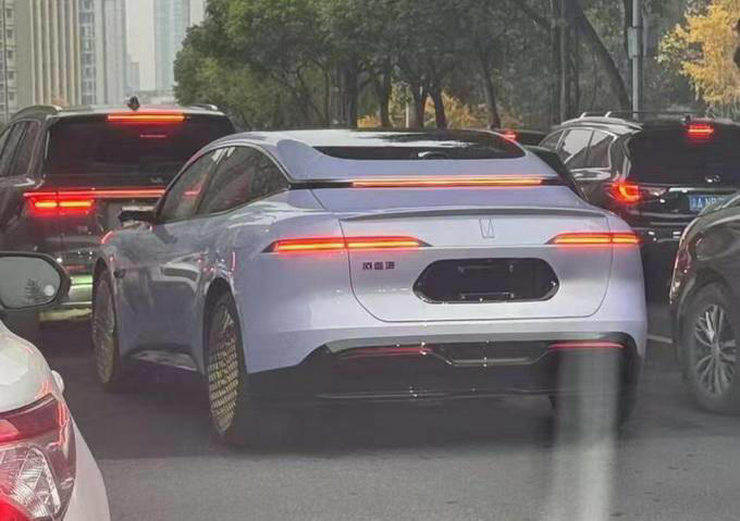 阿維塔06實車圖曝光，大過Model3，劍指中型轎車市場？