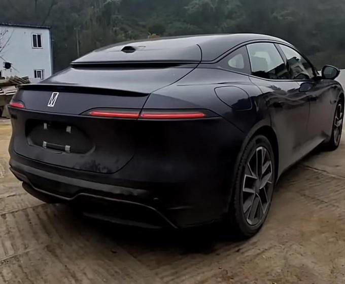 阿維塔06實車圖曝光，大過Model3，劍指中型轎車市場？