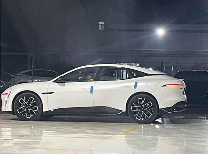 阿維塔06實車圖曝光，大過Model3，劍指中型轎車市場？