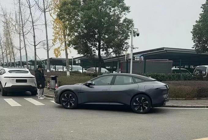 阿維塔06實車圖曝光，大過Model3，劍指中型轎車市場？