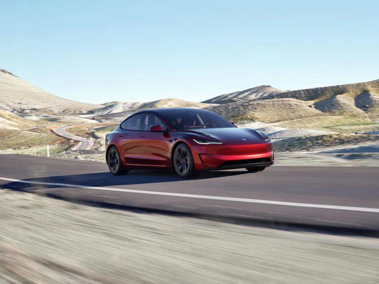 智界新S7對(duì)決特斯拉Model3，誰才是20-30萬純電轎車新標(biāo)桿？