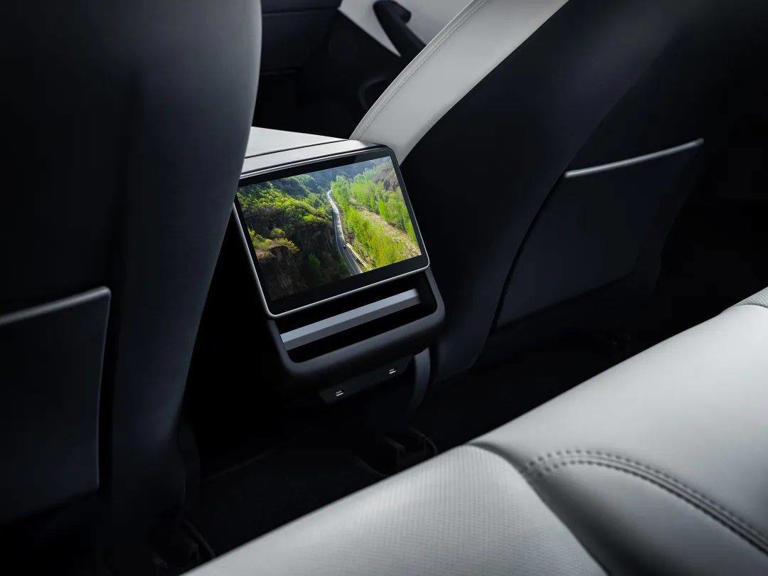 智界新S7對(duì)決特斯拉Model3，誰才是20-30萬純電轎車新標(biāo)桿？