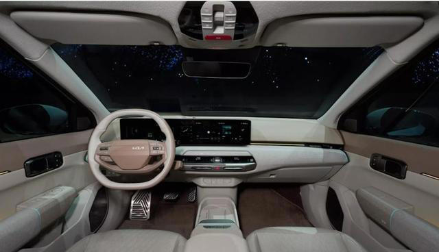 起亞EV4實車曝光，風格太大膽，除了轎車還有掀背車，續航533公里
