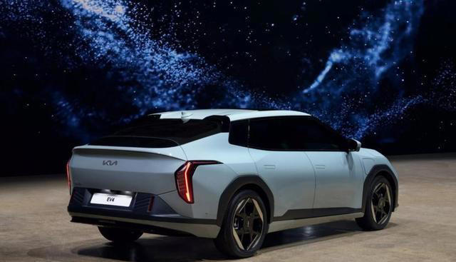 起亞EV4實車曝光，風格太大膽，除了轎車還有掀背車，續航533公里