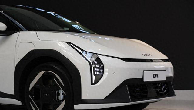 起亞EV4實車曝光，風格太大膽，除了轎車還有掀背車，續航533公里