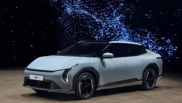 起亞EV4實車曝光，風格太大膽，除了轎車還有掀背車，續航533公里