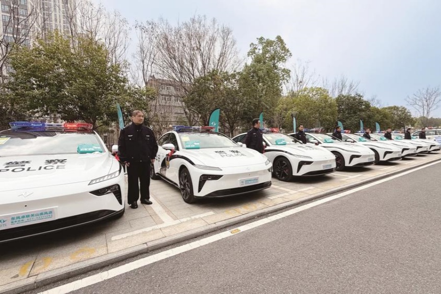 東風奕派eπ007首批警務車交付