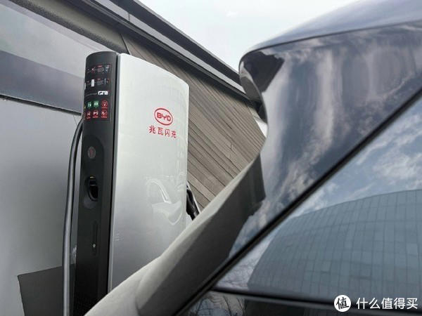 比亞迪宣布推出1000V兆瓦閃充！加油、充電同速