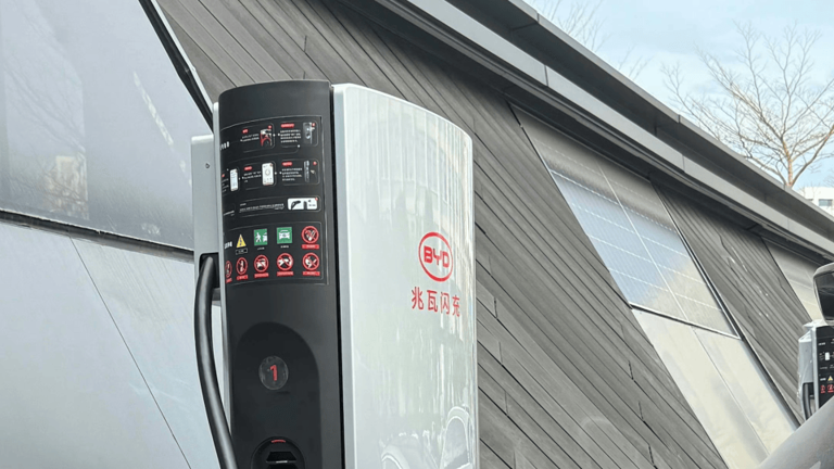 比亞迪超級閃充引領電車進入兆瓦時代，6分鐘滿電能否顛覆油車地位？