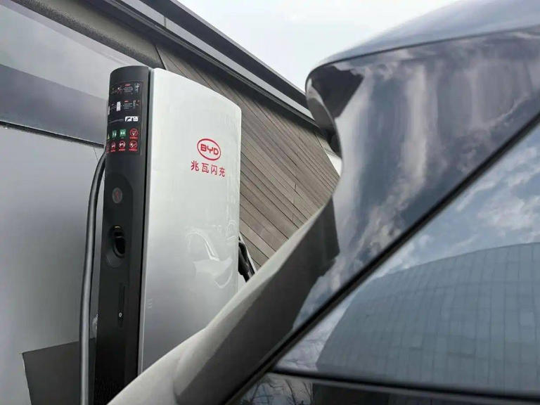 比亞迪引領！兆瓦級閃充時代，燃油車何去何從？