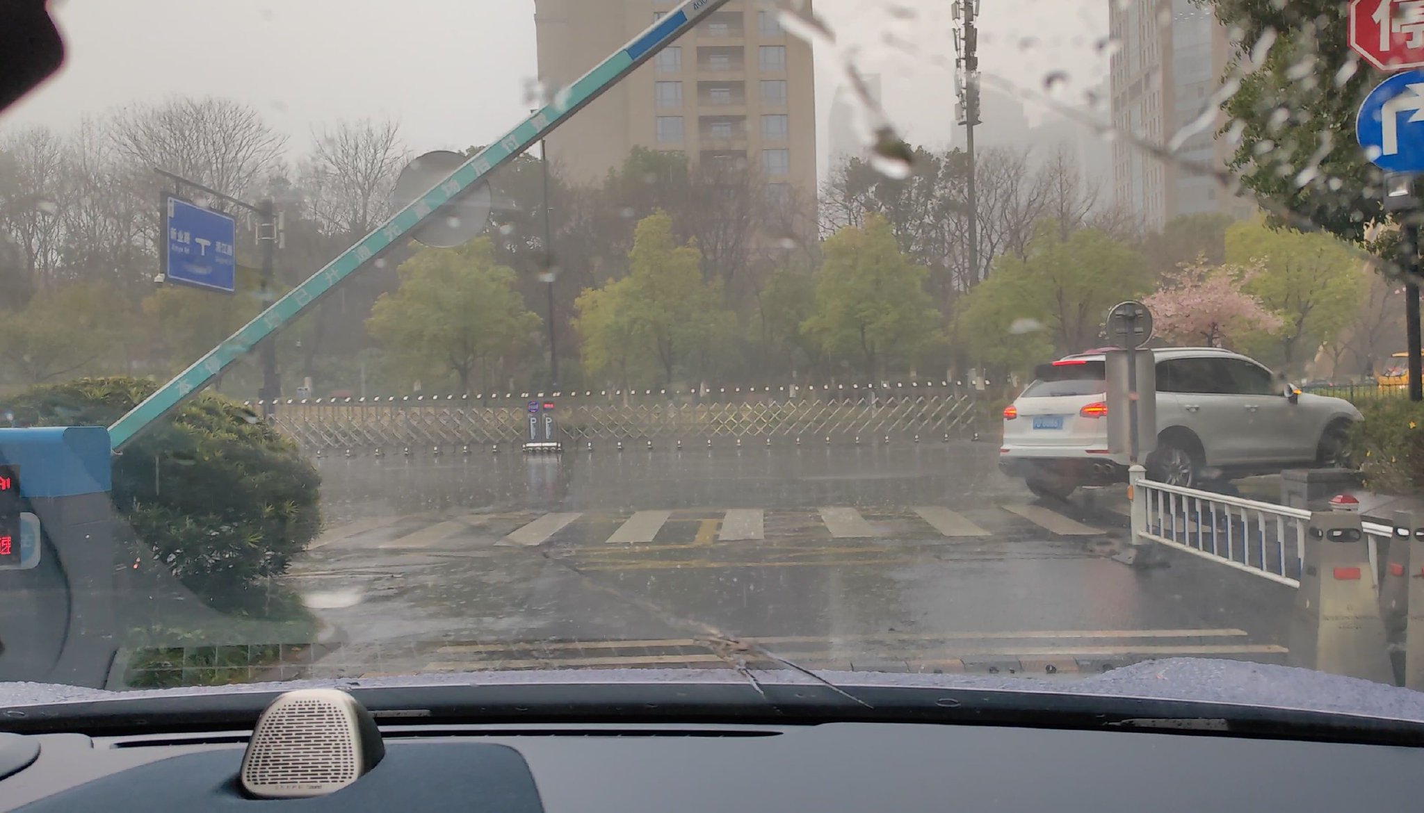 車位到車位體驗極氪千里浩瀚智駕城市NZP