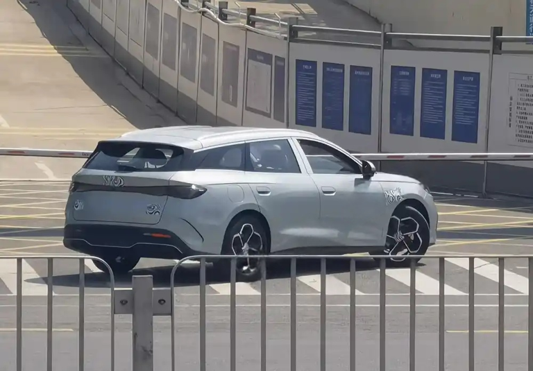 比亞迪海豹06旅行版DM-i實車曝光，10萬級瓦罐不是夢