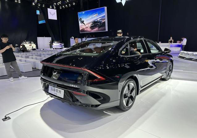續(xù)航610公里僅9萬(wàn)起，五菱星光EV亮相車展，能否干翻比亞迪？
