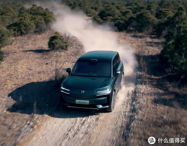 比亞迪新旗艦SUV，時速180KM爆胎不失控，加速3.9秒，油耗6.3L