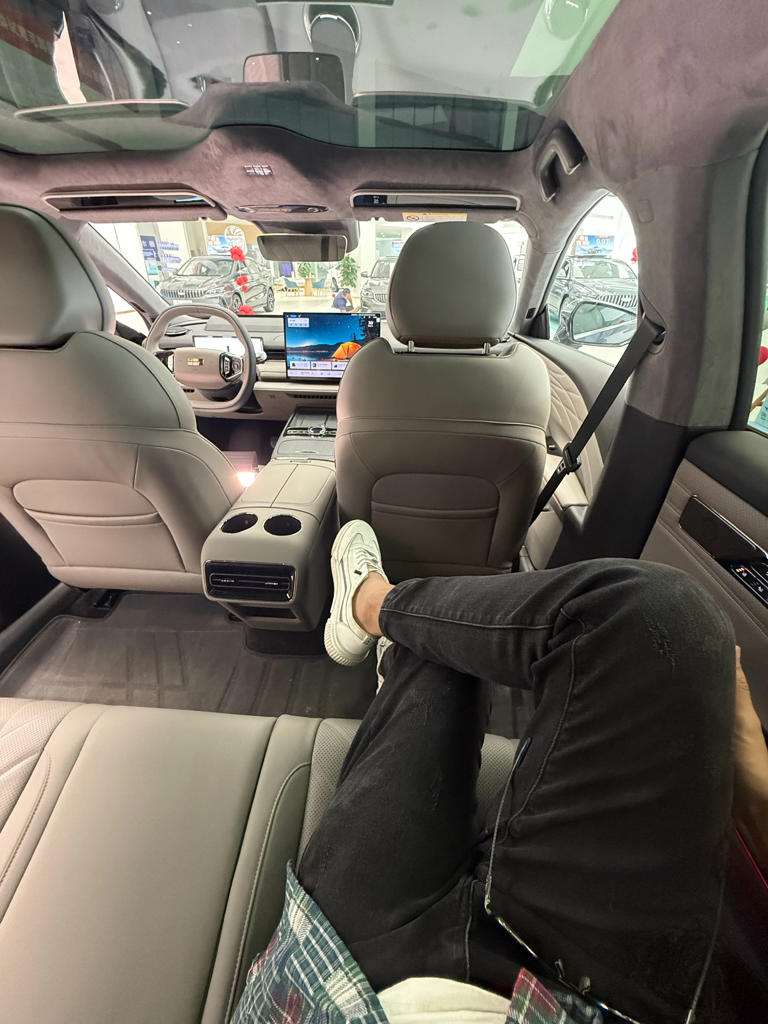 吉利發布豪車，長超5米超級混動，13萬預售真有點“離譜”！