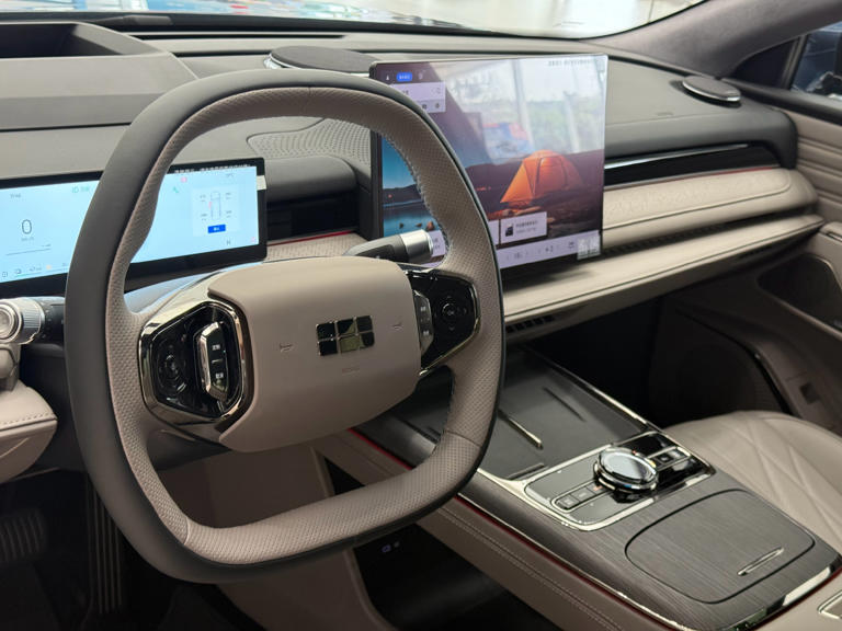 吉利發布豪車，長超5米超級混動，13萬預售真有點“離譜”！