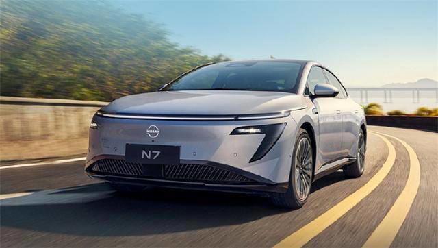 坐擁百萬級沙發的東風日產N7，真是“換殼”某007？