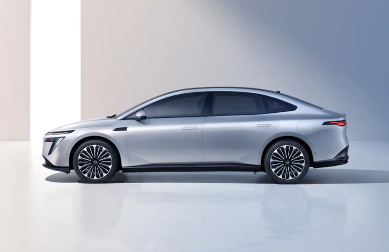 傳統(tǒng)品牌也整這些？“冰箱沙發(fā)小彩電”，日產(chǎn)的純電車能行嗎