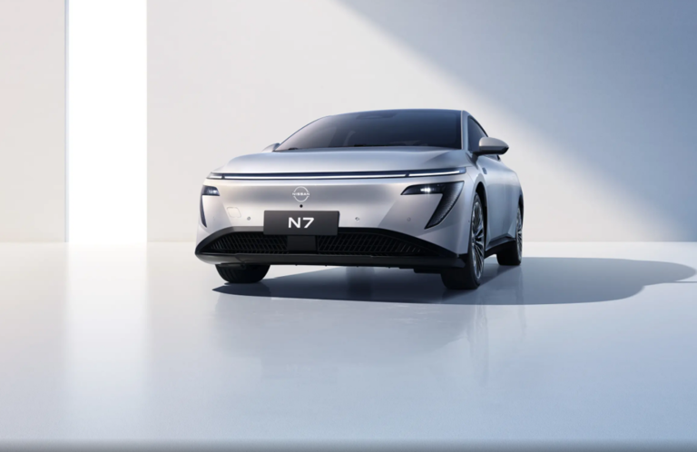 傳統(tǒng)品牌也整這些？“冰箱沙發(fā)小彩電”，日產(chǎn)的純電車能行嗎